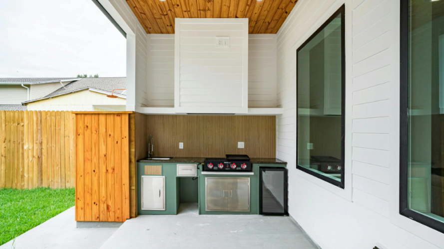 Outdoor Kitchens & Decks Services